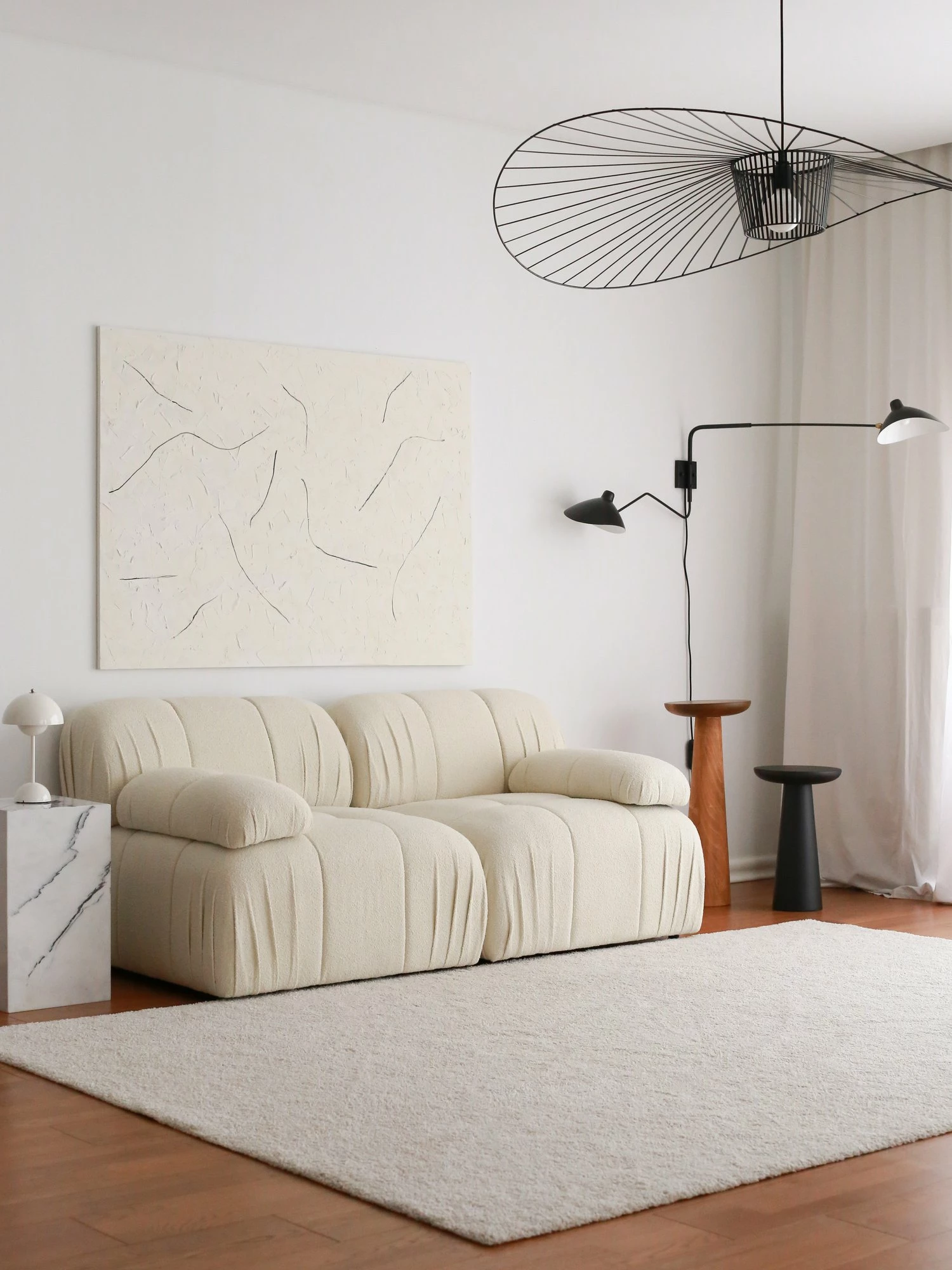 Divan dy ulës, Atelier del Sofa, Soli, i bardhë