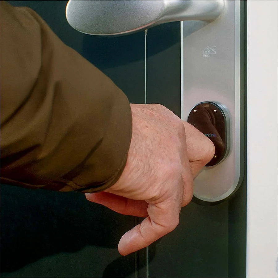 Bravë e mençur dere Shelly LOQED Touch Smart Lock, Wi‑Fi, Bluetooth 4.2, lexues shenje gishti, mbyllje automatike, e zezë