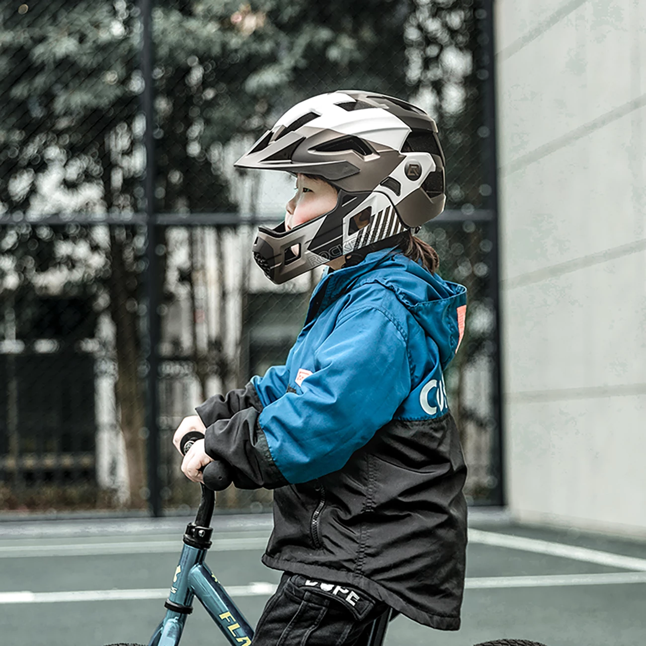 Kaskë biçiklete fëmijësh Rockbros TS-61 10110061006, full-face 2-në-1 me mjekër të heqshme, madhësia M (54–57 cm), gri