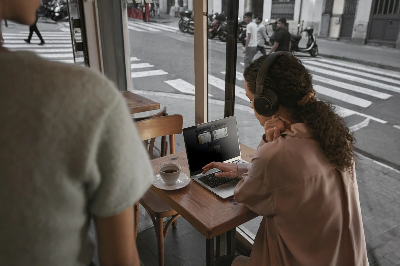 Laptop HP EliteBook 860 G11, 16", Intel Core Ultra 7 155H, 16 GB RAM, 512 GB SSD, Argjendtë