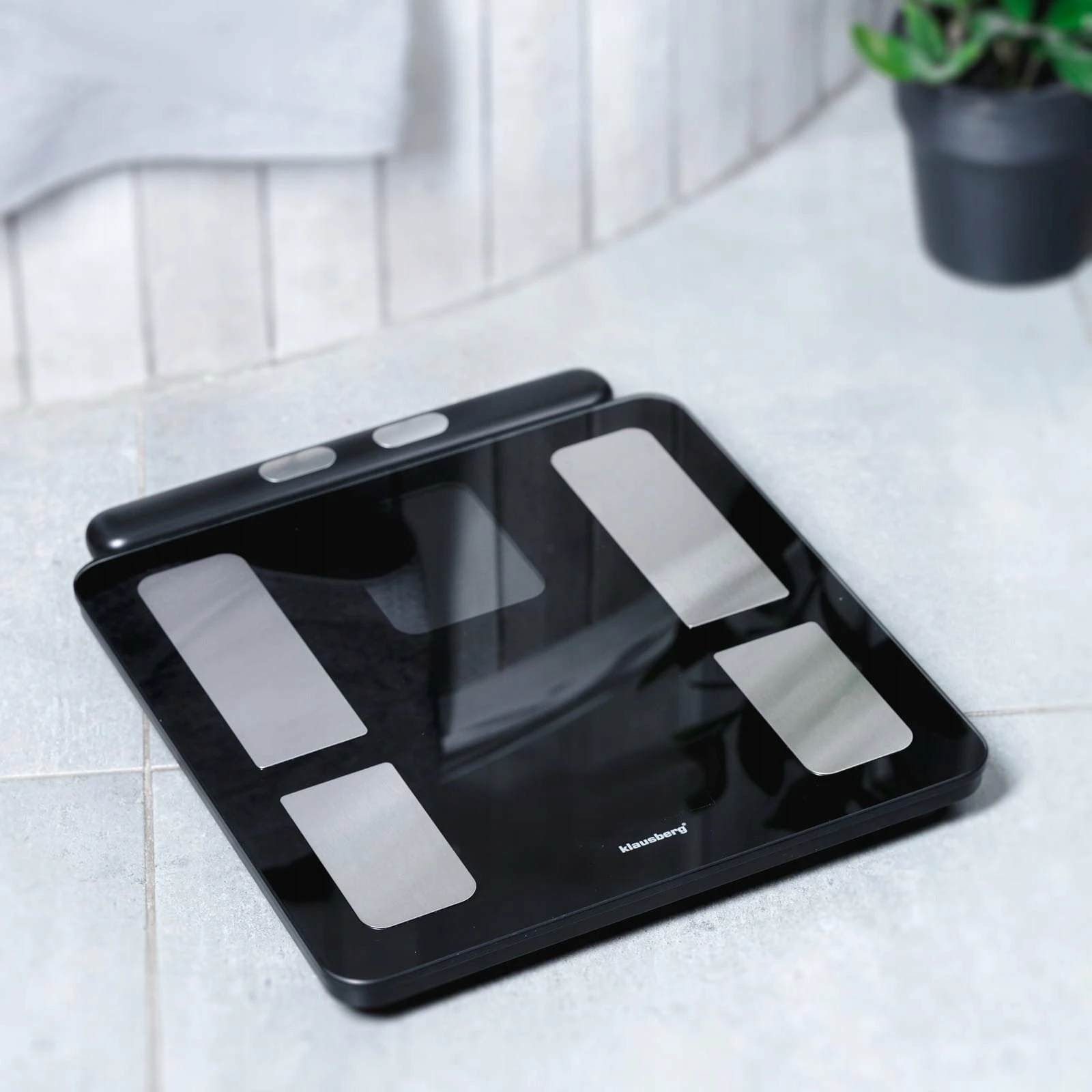 Peshore banjoje elektronike Klausberg KB-7856 180 kg me Bluetooth dhe aplikacion, e zezë