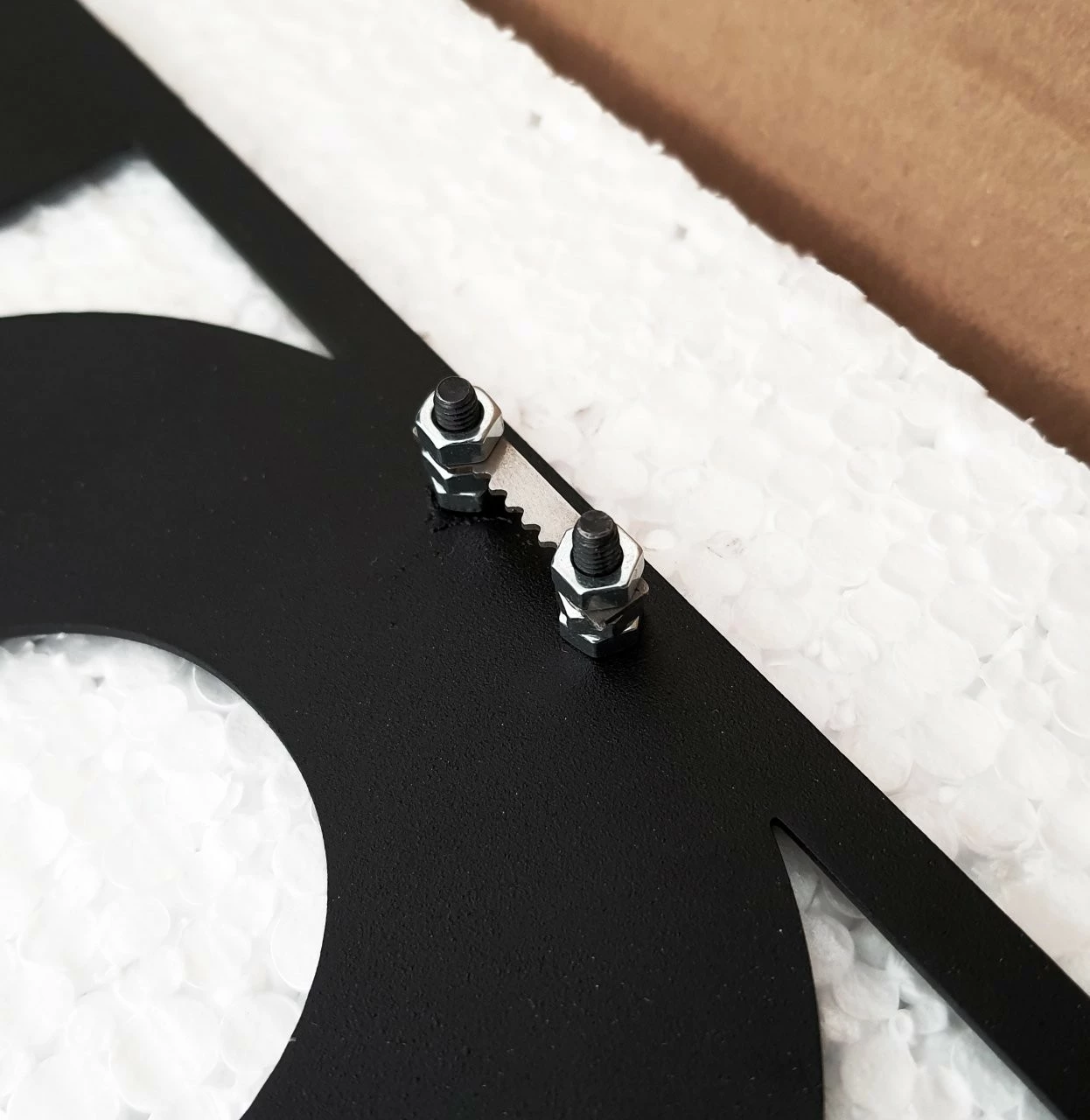 Aksesor dekorativ metalik për mur, Wallity, MT - 015, ngjyrë e zezë, 86x47cm