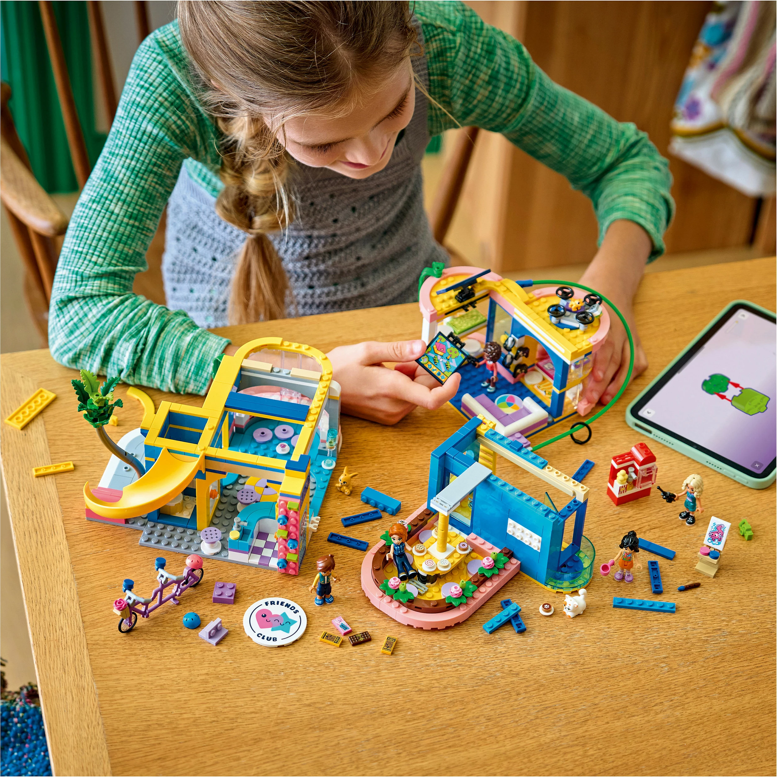 Set ndërtimi LEGO Friends Heartlake City Friends Club House 42689, 794 pjesë, 8+, shumëngjyrësh