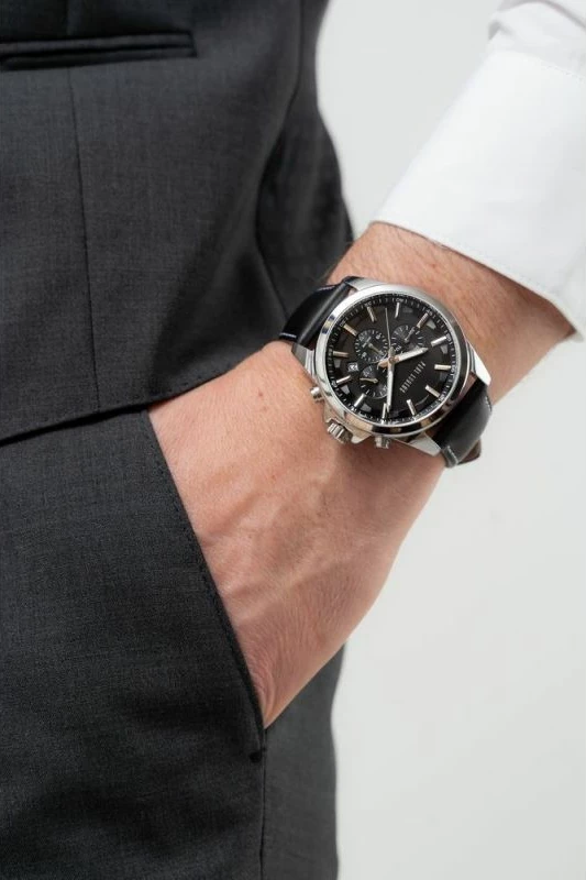 Orë dore për meshkuj Paul Lorens, e zezë