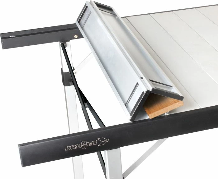 tryezë kampingu BRUNNER Titanium Quadra Tropic 4 MPN 0406095N 120.5×70×72 cm alumini 30 kg me çantë bartjeje argjendtë/zezë me bambu