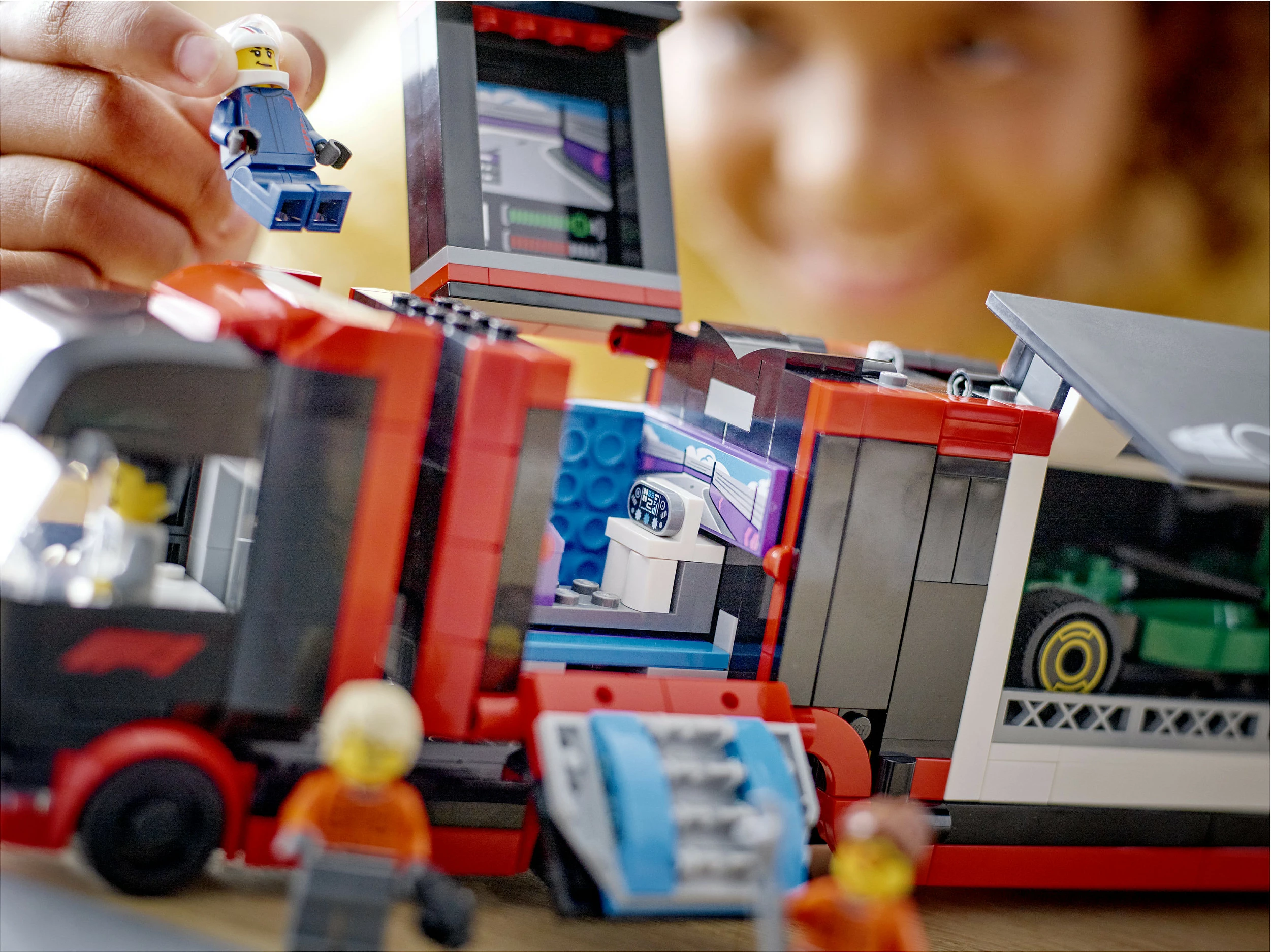 Set ndërtimi LEGO F1 kamion me RB20 & AMR24, 1086 pjesë, plastikë, shumëngjyrësh