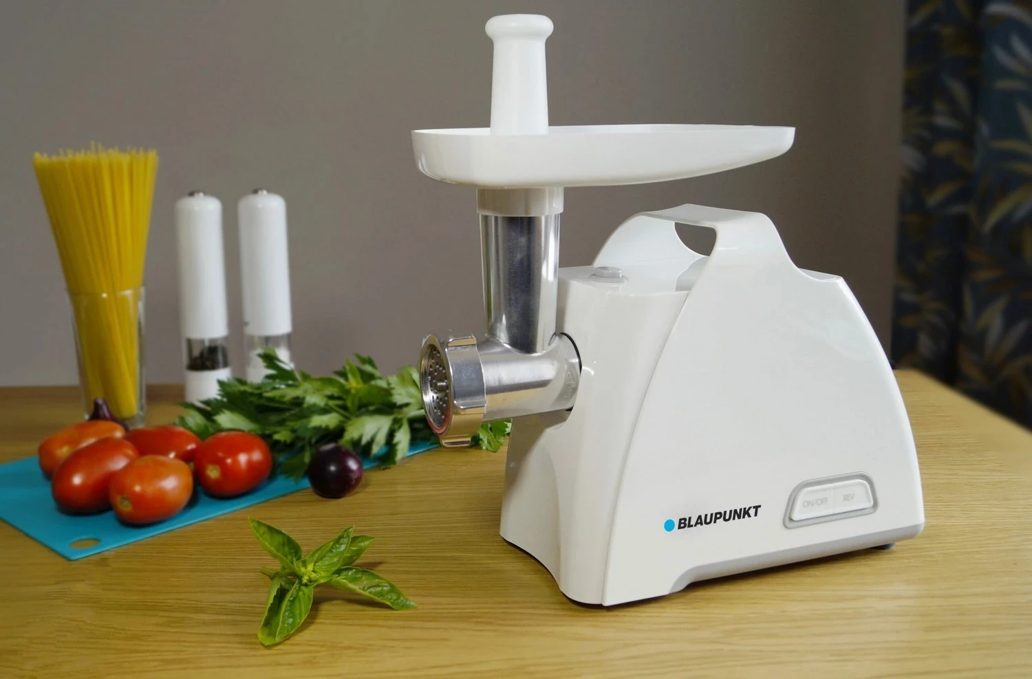 Makinë për bluar mishin Blaupunkt FMM401, e bardhë