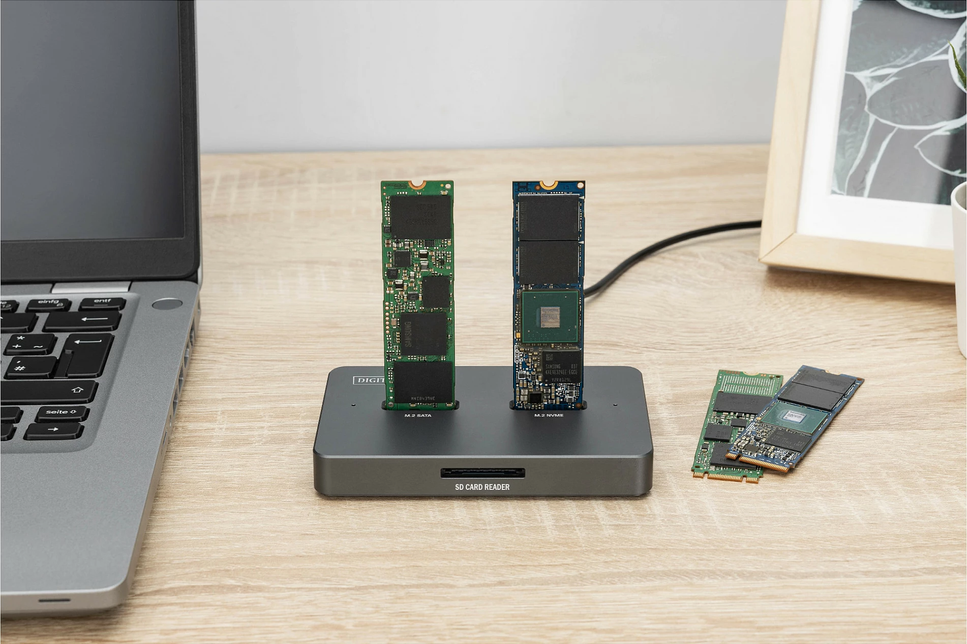 Docking station Digitus USB-C 3.2 Gen2, për M.2 NVMe/M.2 SATA SSD + lexues SD, 10Gbps, deri 4TB, e zezë