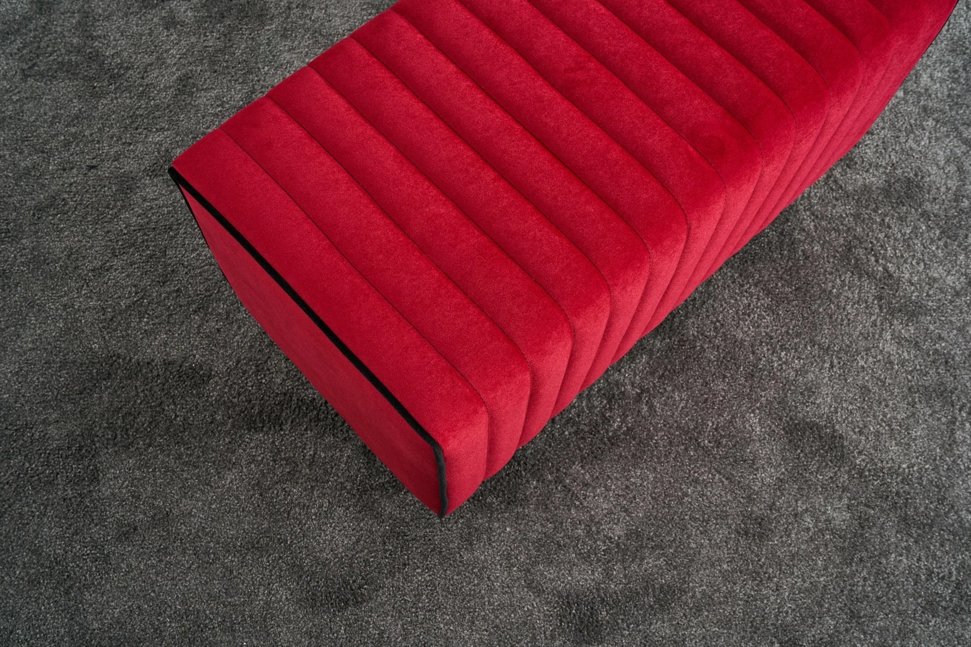 Puf Mabel, kadife e kuqe, Atelier del Sofa, 80x40x40cm