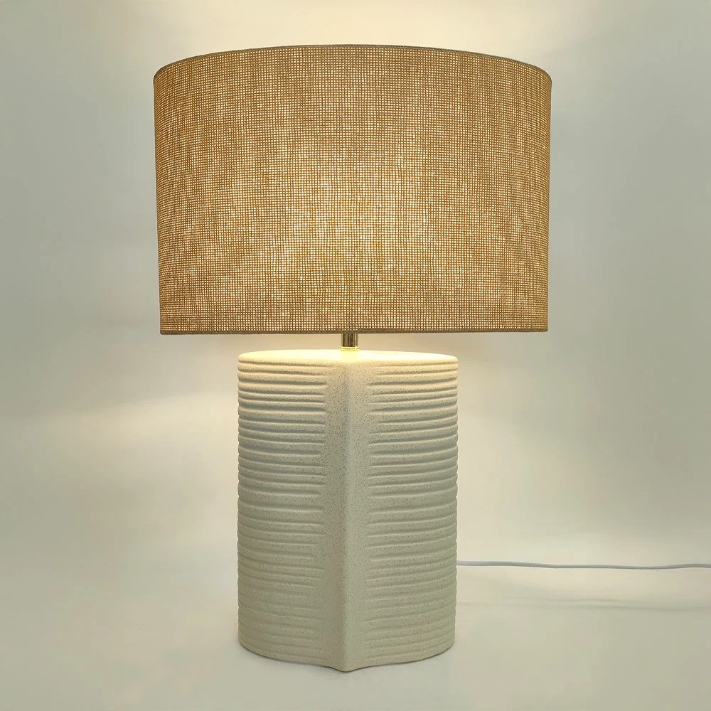 Llambë tavoline Selene, qeramikë e bardhë, abazhur lino bezhë, 40x20x59cm