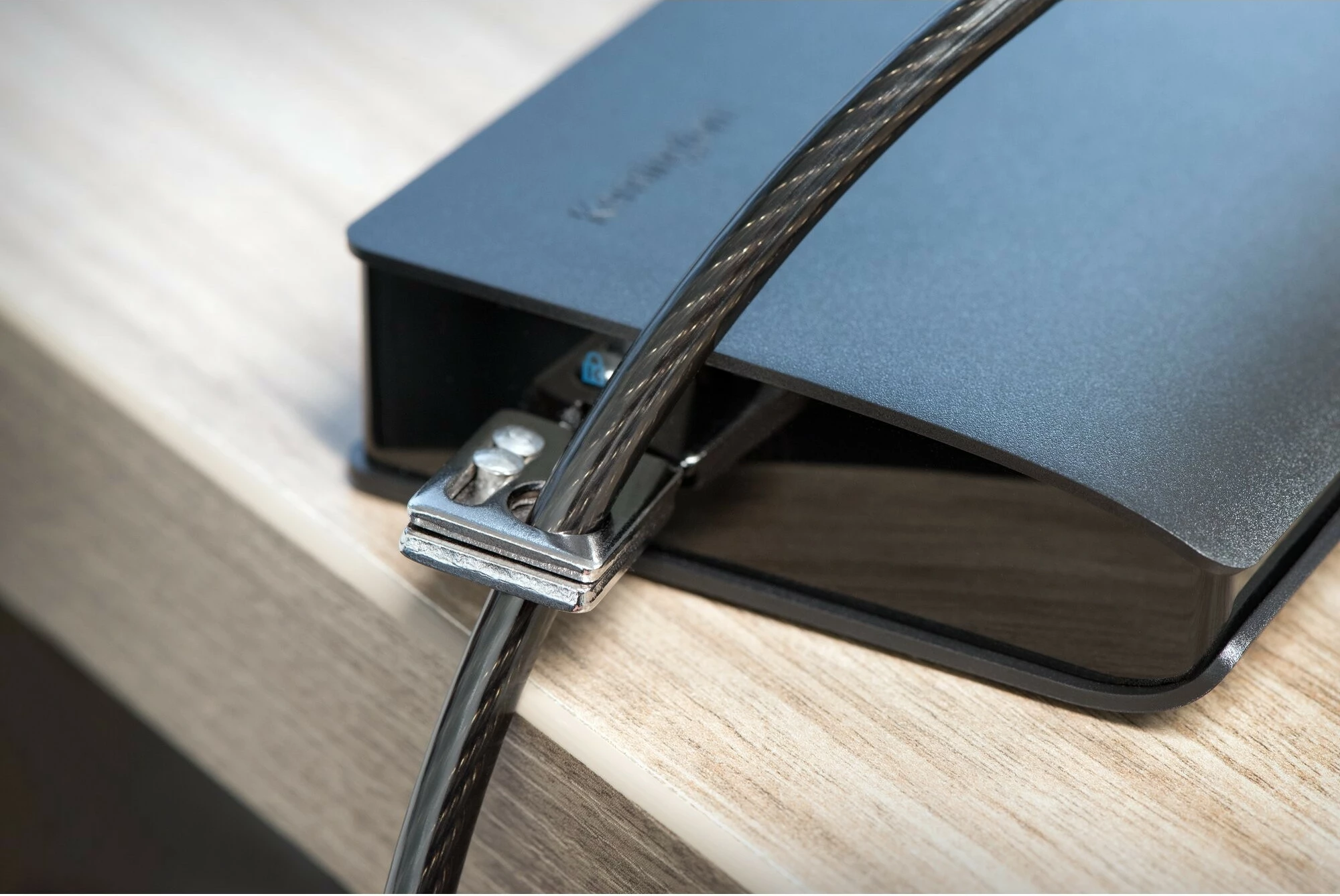 Set sigurie Kensington Desktop & Peripherals Locking Kit 2.0, 2.44m, çelës, karbon çelik, zi/argjend