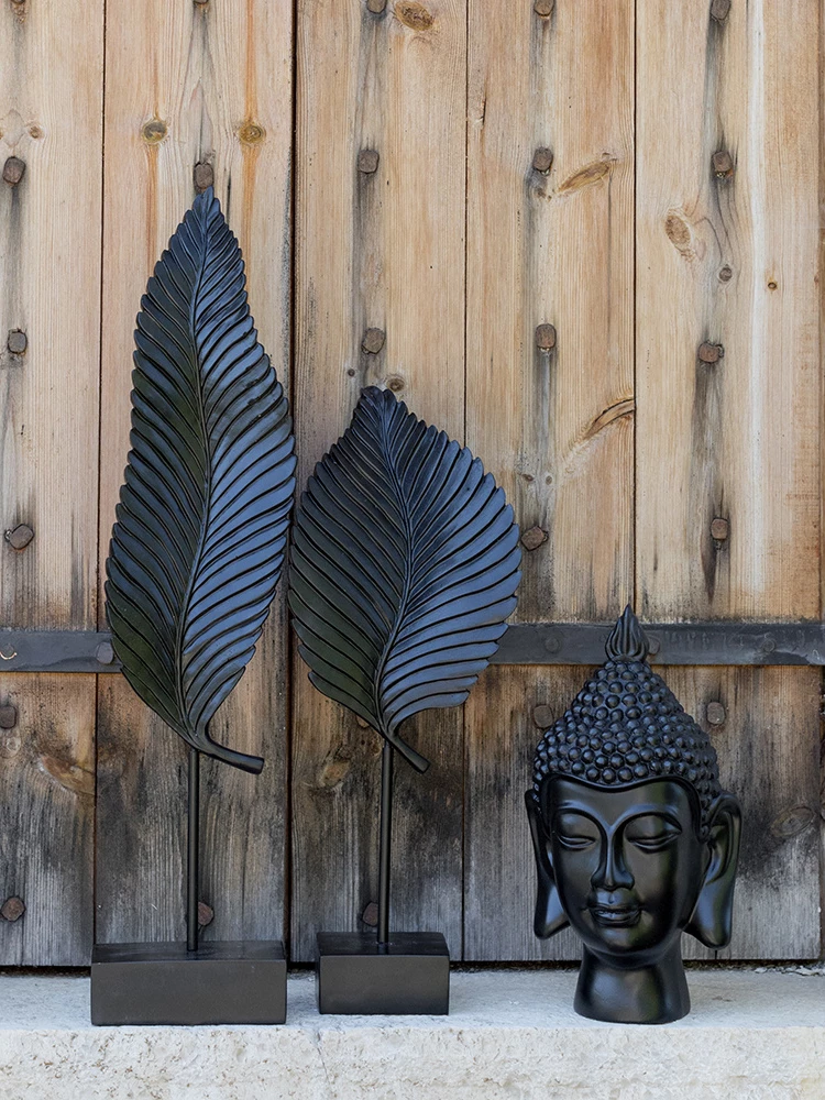 Dekor UMI Totem, polirezine, metal, e zezë, 13x9x57cm