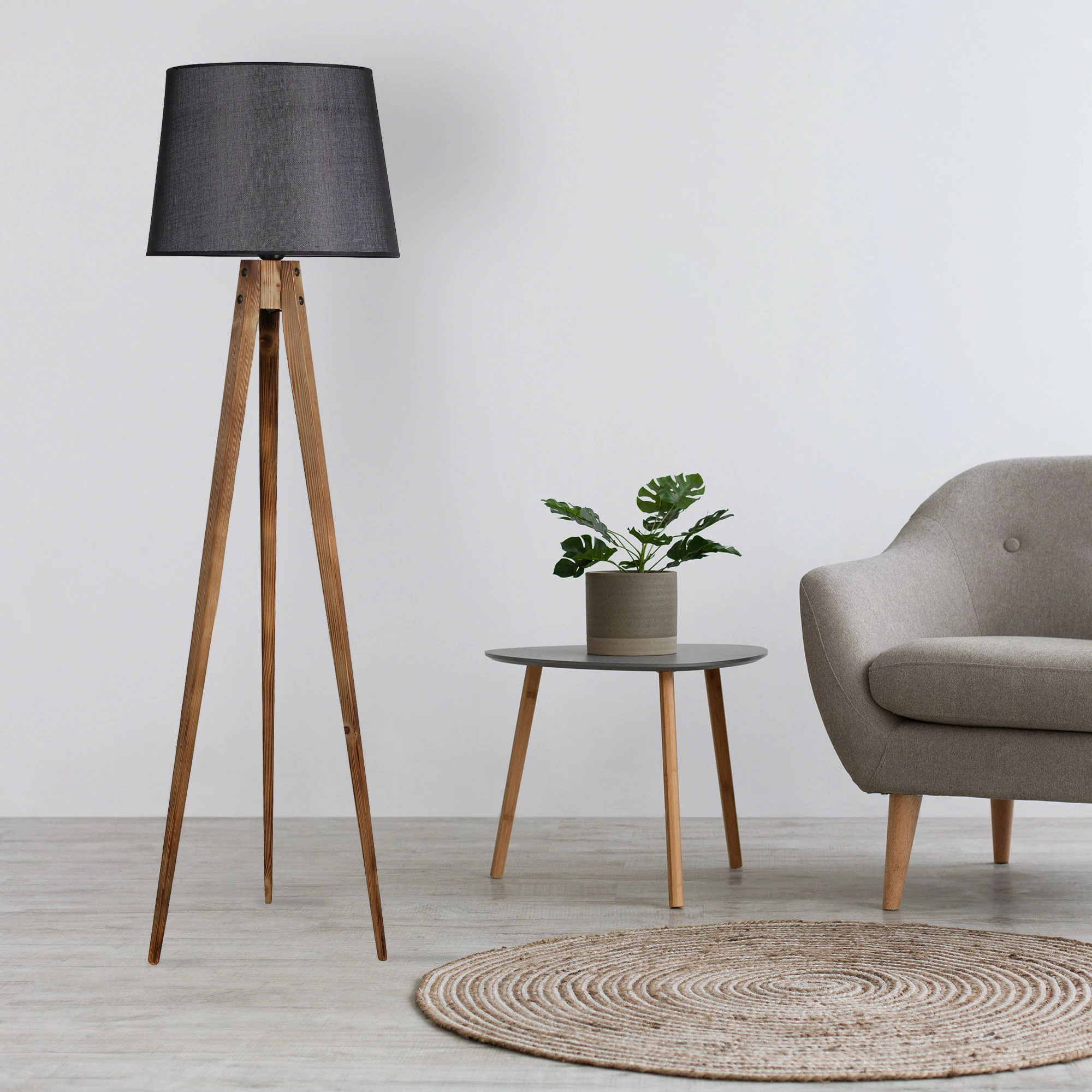 Llambë dyshemeje Opviq tripod, trup peme bredhi, abazhuri i zi, stil industrial-skandinav