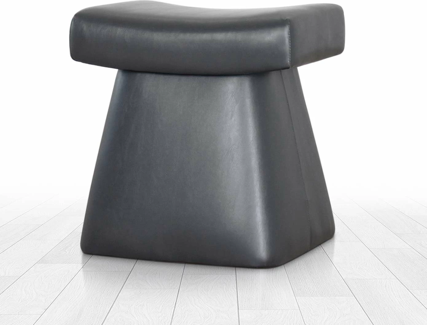 Puf lëkure e zezë, Atelier del Sofa, Dambert