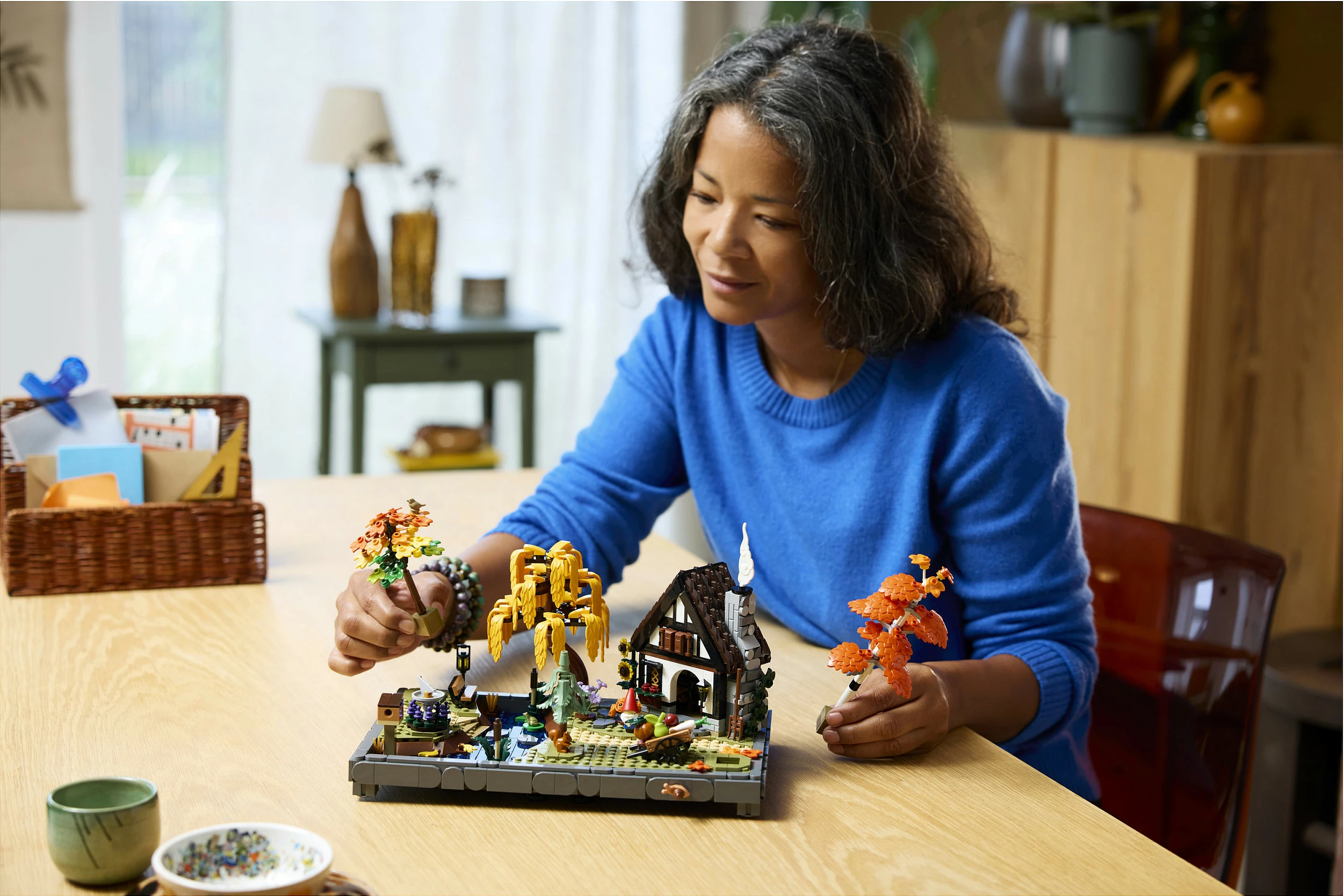Set ndërtimi LEGO Icons Autumn Cottage Garden 11372, 1102 copë, 18+, multikolor