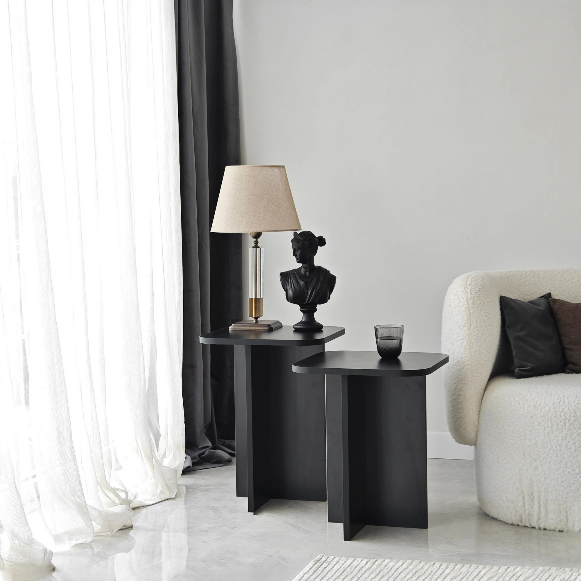 Set tavolinash anësore Hanah Home, Blues, e zezë