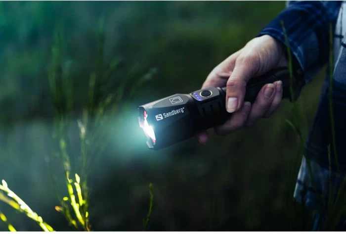 Dritë dore me powerbank Sandberg Survivor Torch 420-89, 5000 mAh, 1200 lm, IPX45, USB-A/USB-C, set me kabllo + rrip dore, e zezë