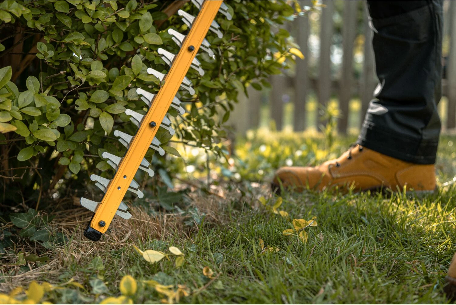Trimer për gardh Dewalt DCMHT564P1 18V 55cm 25mm, 1x 5Ah + karikues