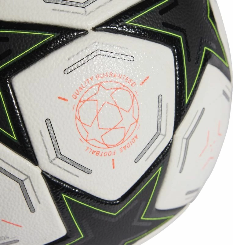 Top futbolli adidas, bardhë e zi