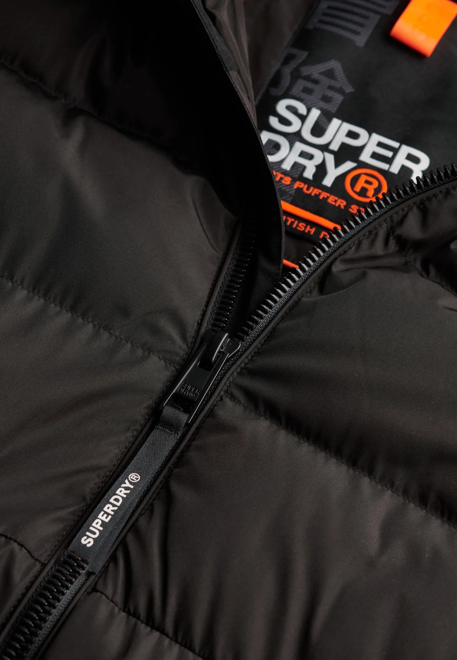 Jakne puffer me kapuç Superdry SDM5011905A për meshkuj, e zezë [Madhësia: XL]