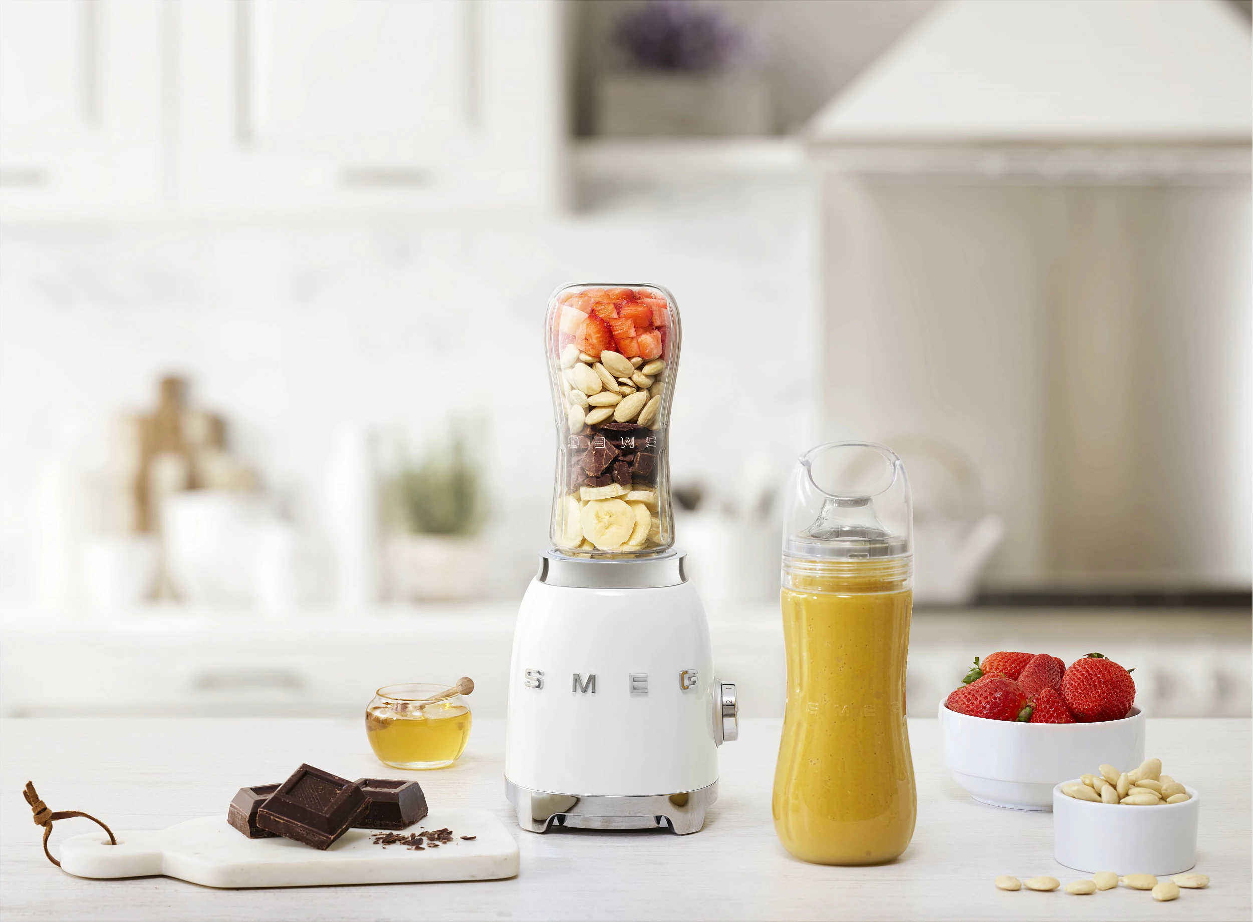 Blender personal Smeg PBF01WHEU, çelik inox, me 2 shishe, i bardhë