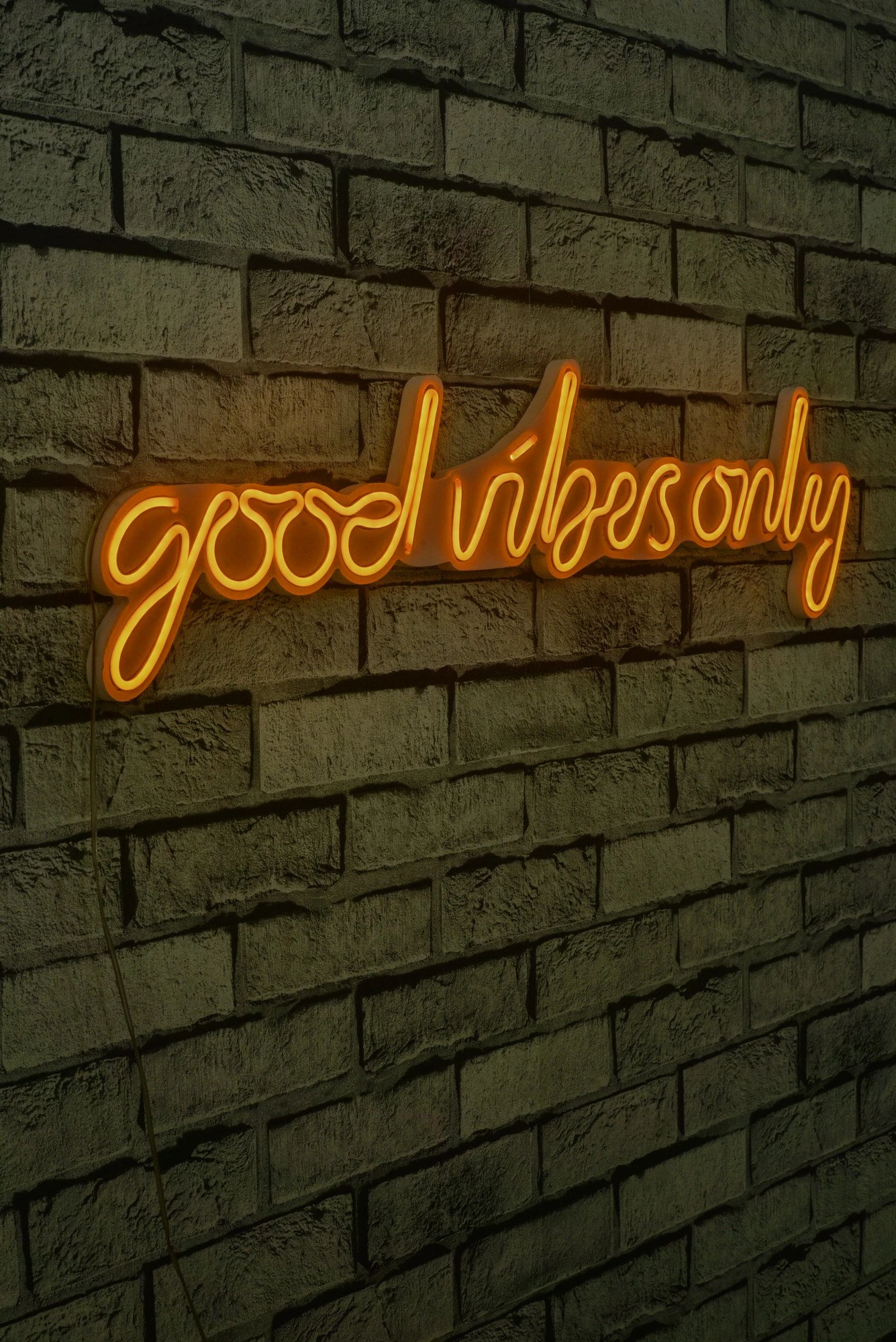 Dritë dekorative LED plastike, 'Good Vibes Only', e verdhë