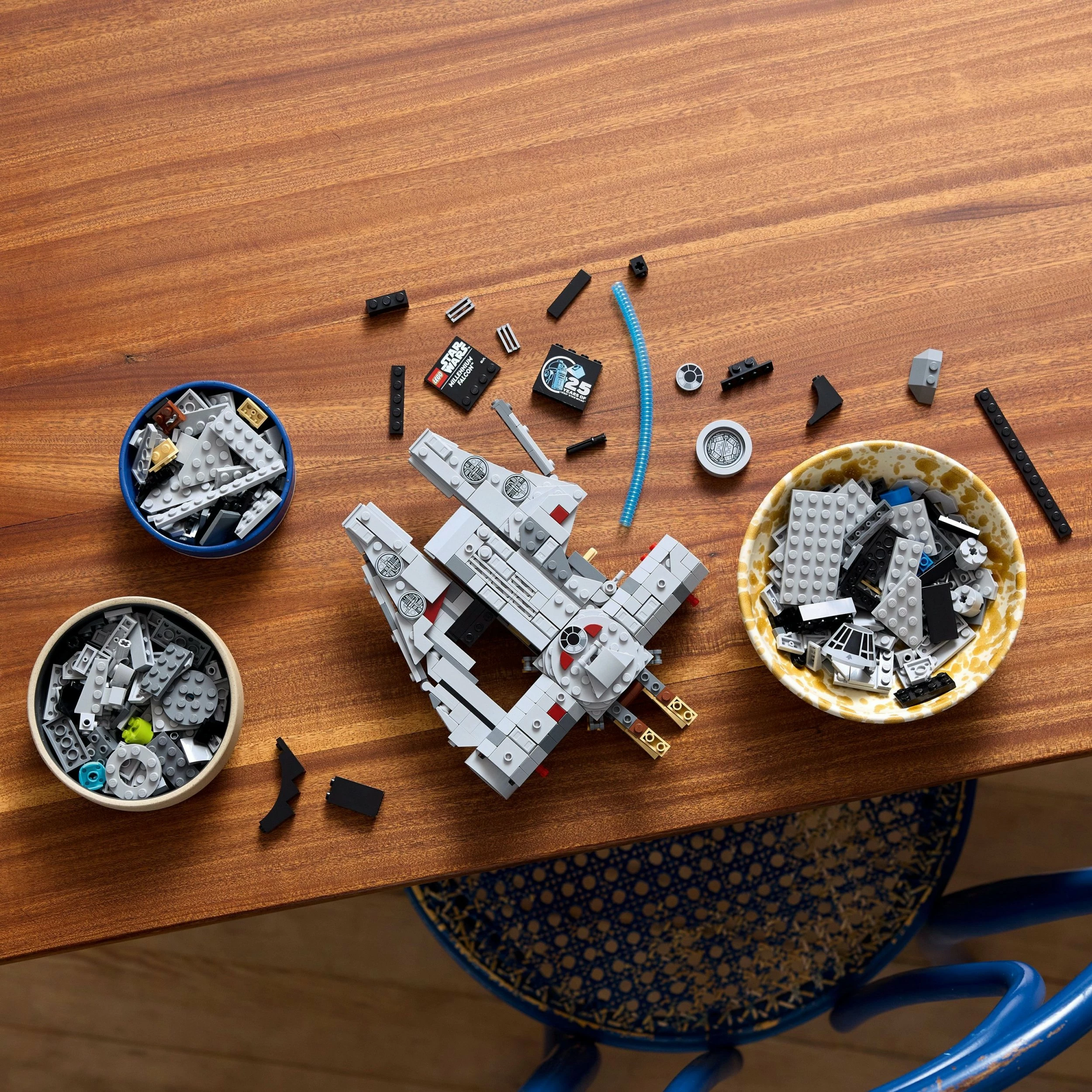 Set LEGO Star Wars Millennium Falcon 75375, 921 copë