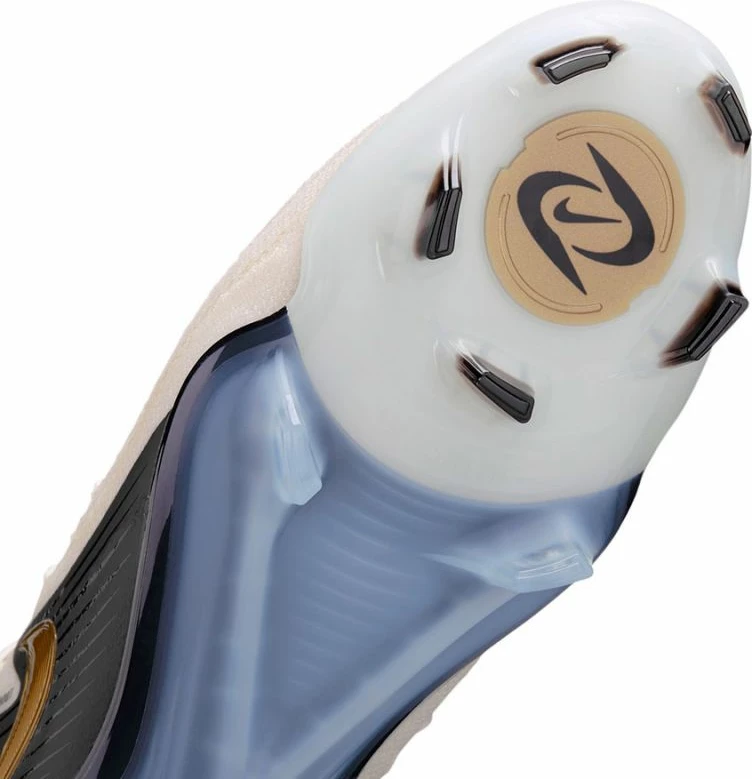 Atlete futbolli Nike për meshkuj, të bardha e të zeza