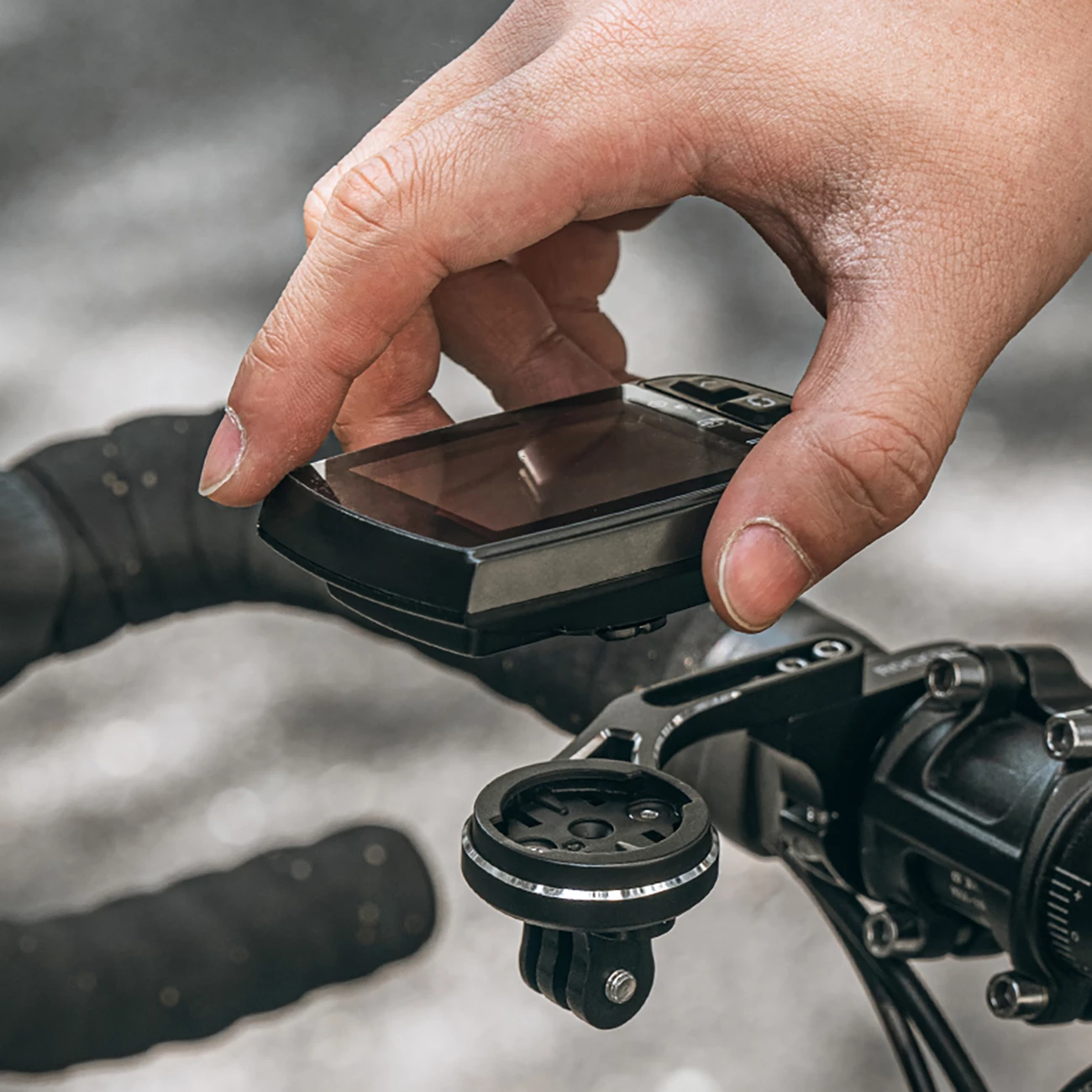 Mbajtëse timoni biçiklete Rockbros FK-301 2-në-1, për kompjuter Garmin/Wahoo/Bryton + dritë/kamerë GoPro, 31.8 mm, E zezë