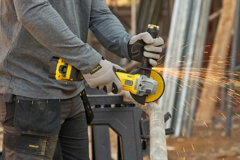 Bluarëse këndore Stanley FATMAX SFMCG710M1TQW 18V 125mm brushless, set me bateri 4Ah + karikues + valixhe PRO-STACK, zi/verdhë