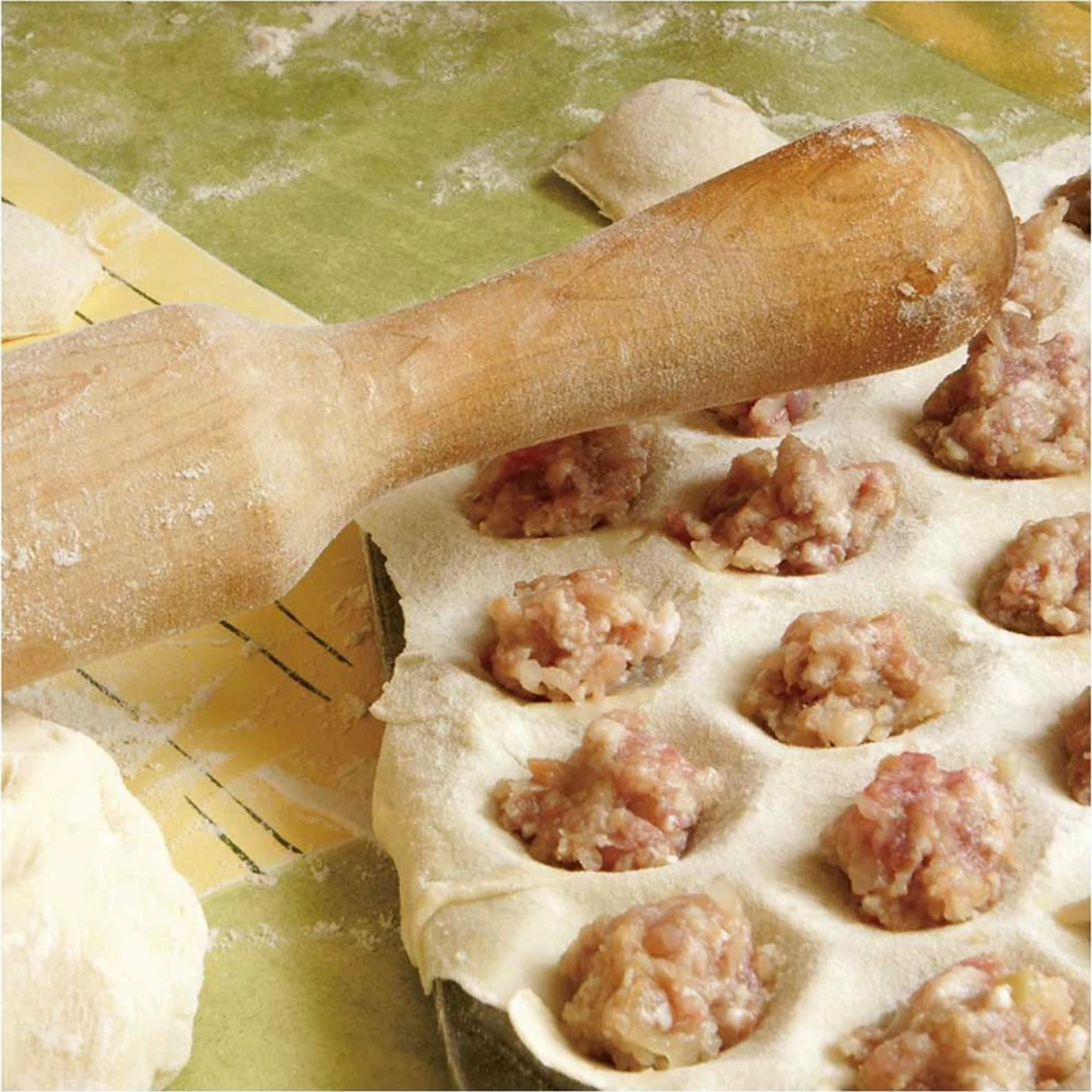 Kallëp për pierogi dhe uszka Brunbeste, 37 copë njëherësh, aliazh alumini, argjendtë