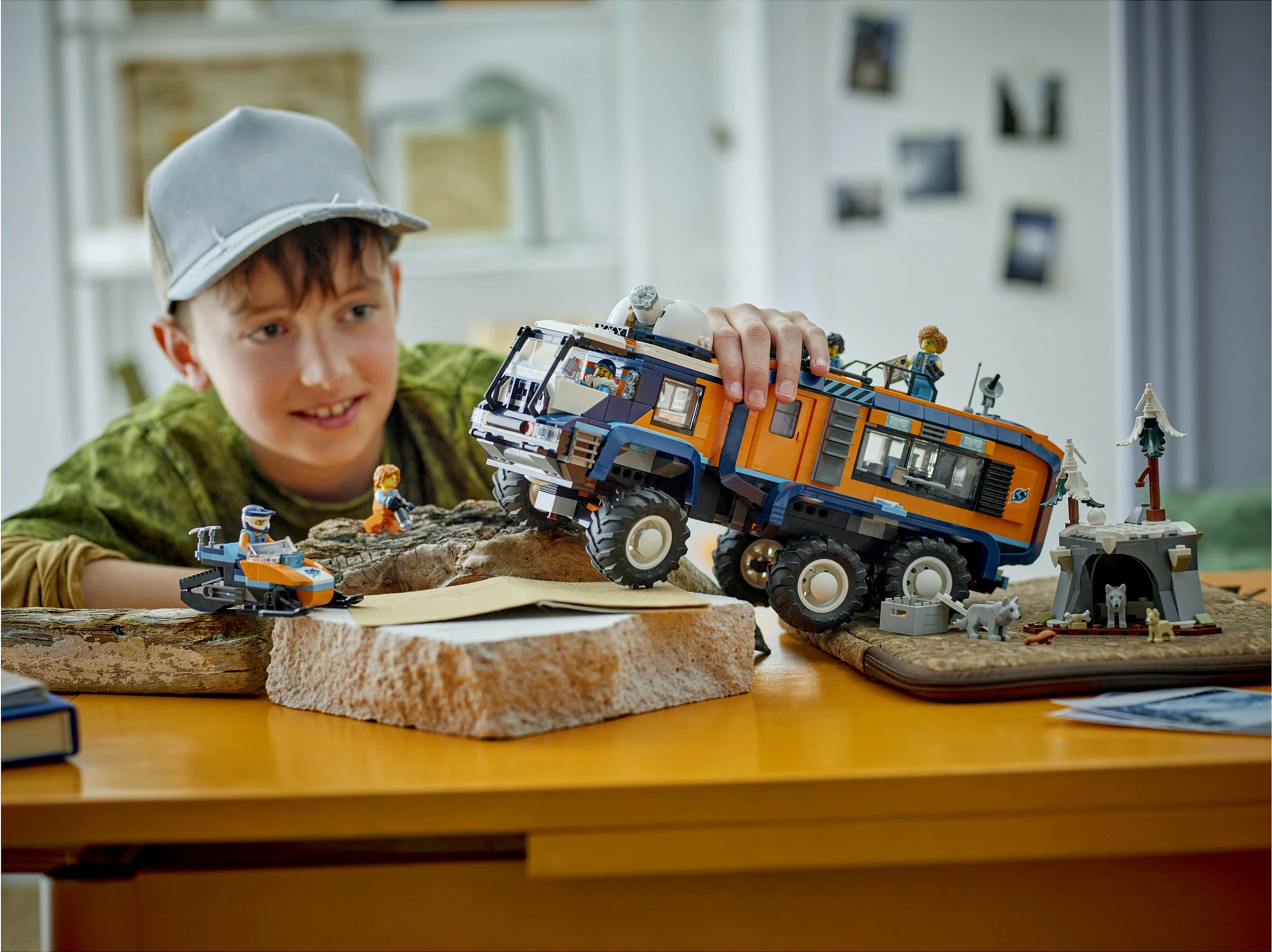 Set ndërtimi LEGO City 60471 Arctic Explorer Science Lab Truck, 1064 copë, multikolor