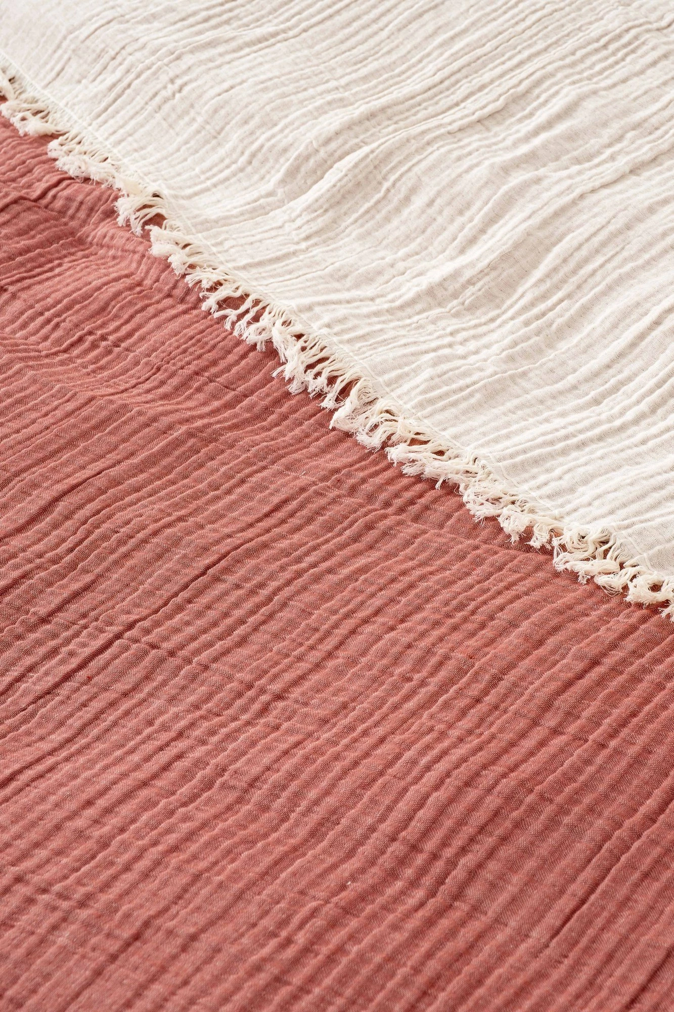 Mbulesë krevati dopio, muslin, ngjyrë e kuqe tullë, 170x250cm