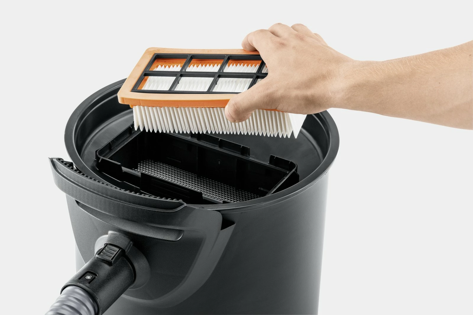 Aspirator për hi Karcher AD 4 Premium 1.629-731.0 17 L 600 W rezervuar metalik pa qese zi/verdhe