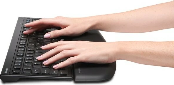 Mbështjellës kyçi Kensington ErgoSoft K52800WW për tastiera të sheshta, i zi