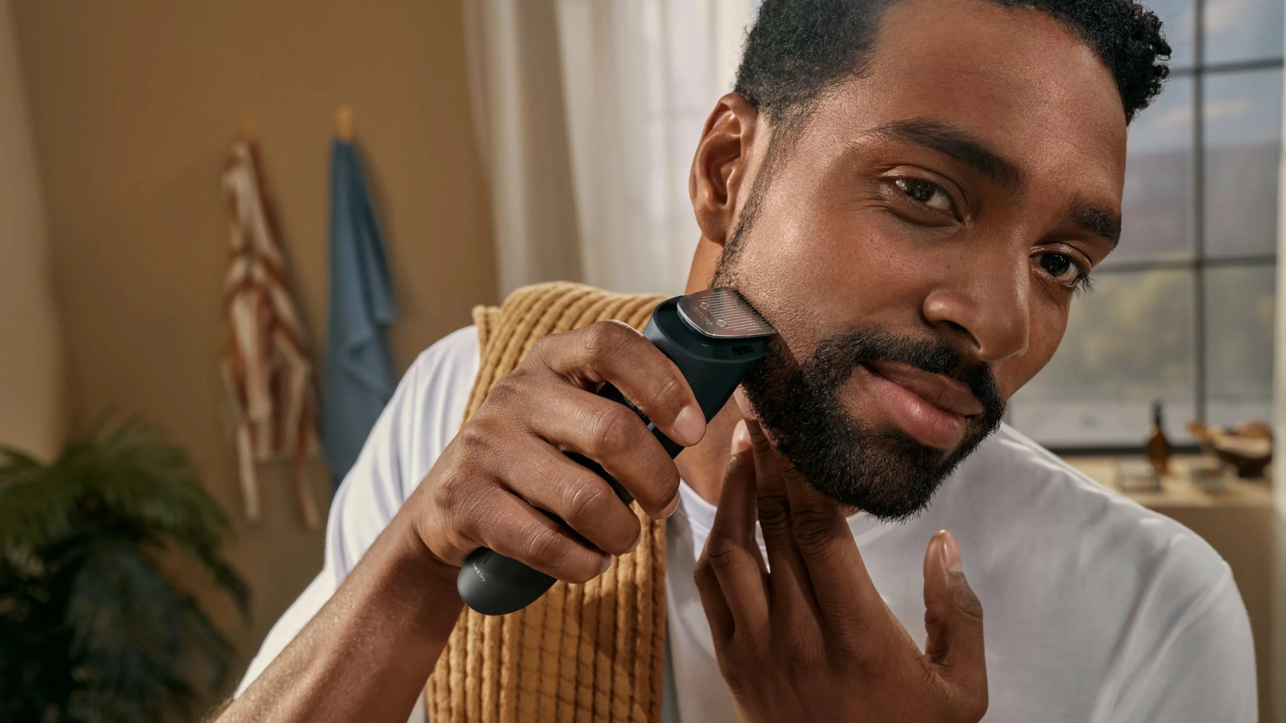 Trymer mjekre Philips Beardtrimmer 5000 BT5780/15, 20 nivele 0.4–20 mm, 100 min, karikim 60 min, i zi, set me 2 krehra + bazë karikimi + çantë