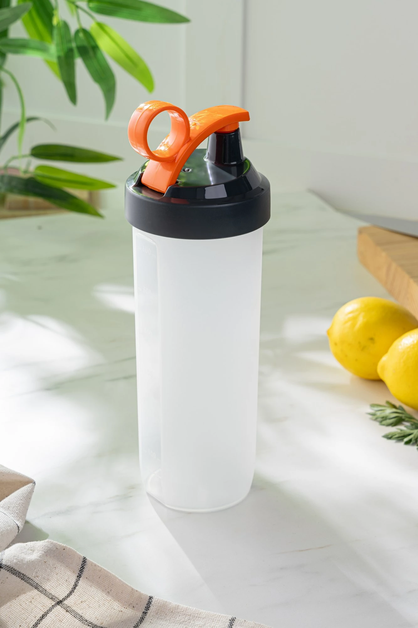 Shishe plastike shumëngjyrëshe, Hermia Concept, 740ml