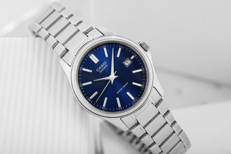 Orë dore për femra Casio, argjendtë me të kaltër