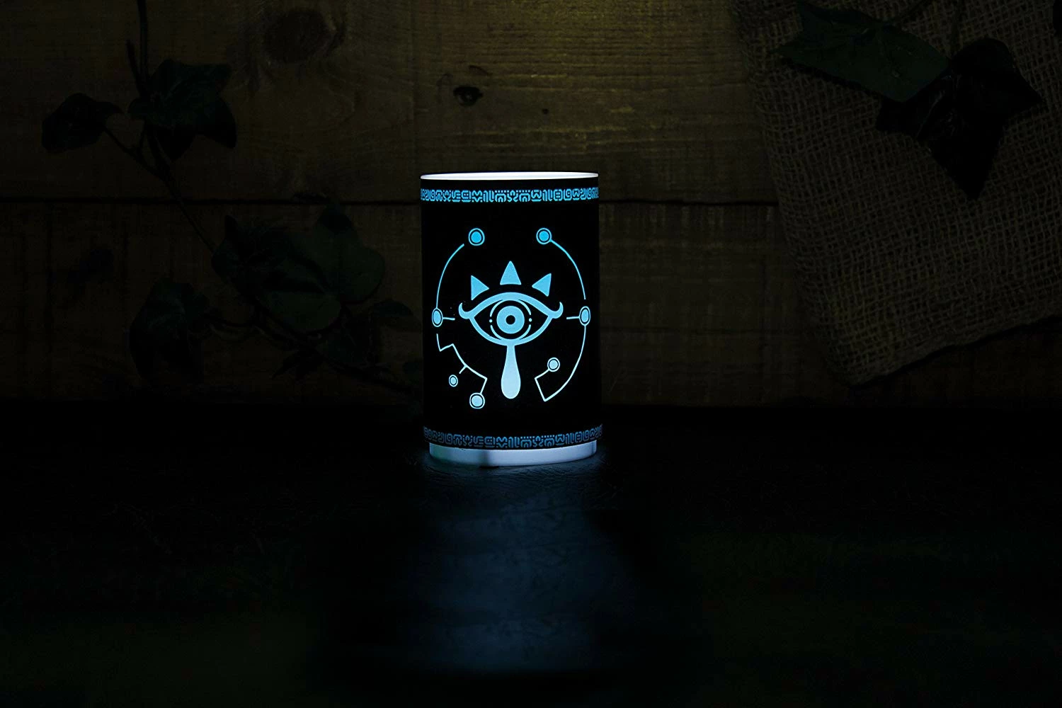 Lampë tavoline Paladone The Legend of Zelda Sheikah Eye mini 11cm, me efekte zanore, 3x AAA, e zezë