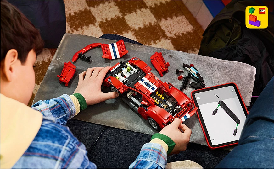 Set ndërtimi LEGO Technic Ferrari 488 Pista 42235, 882 copë, i kuq