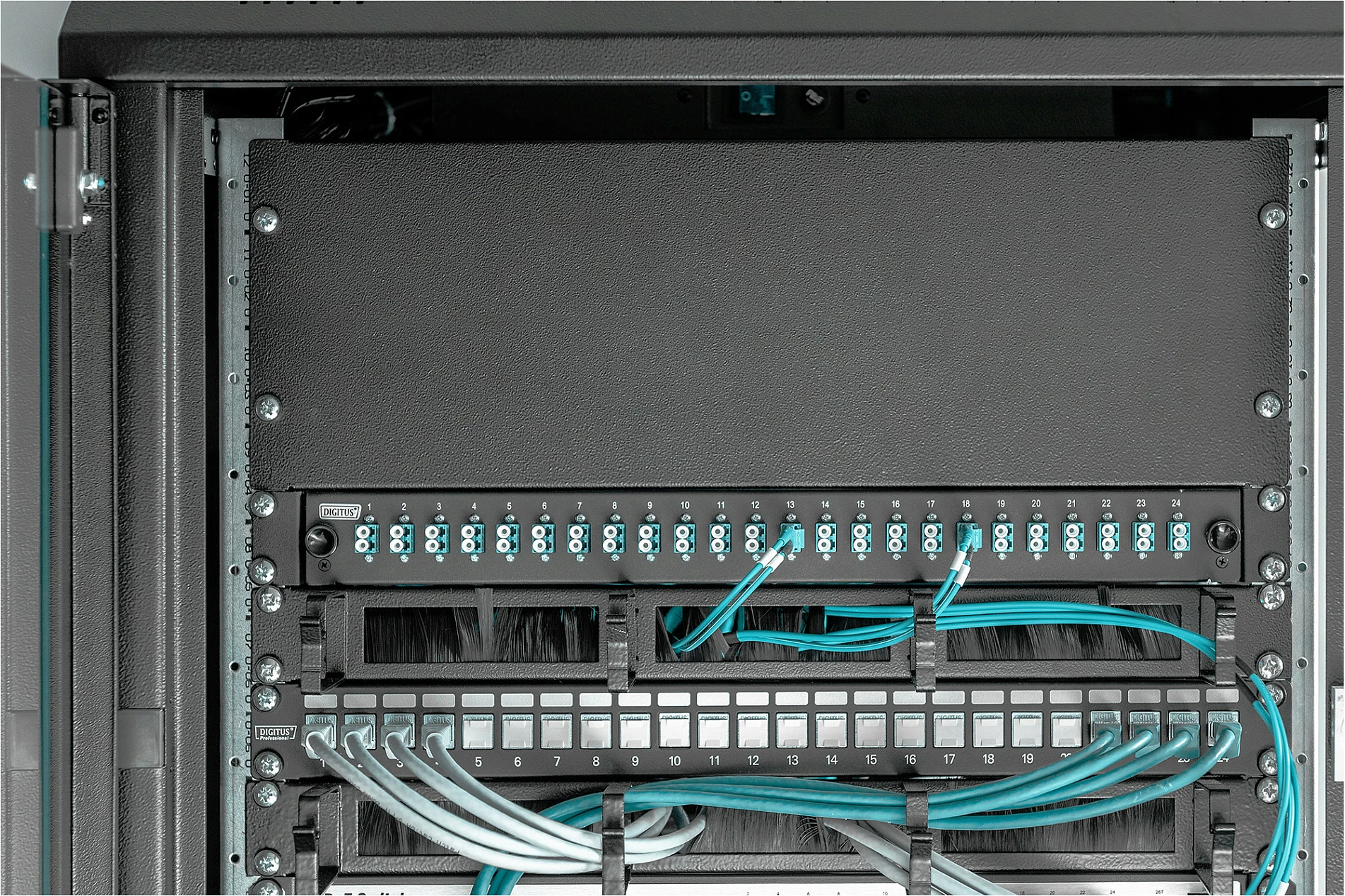 Panel bosh Digitus 4U për kabinet 19 inç, i zi