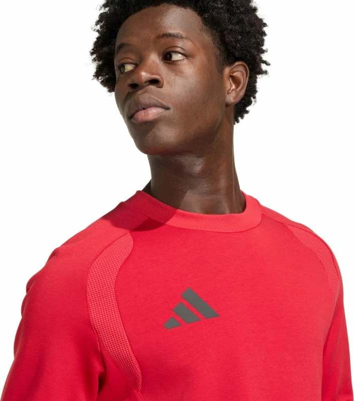 Duks për meshkuj adidas Tiro 26 Travel Crew KD3324, i kuq [Madhësia: M]