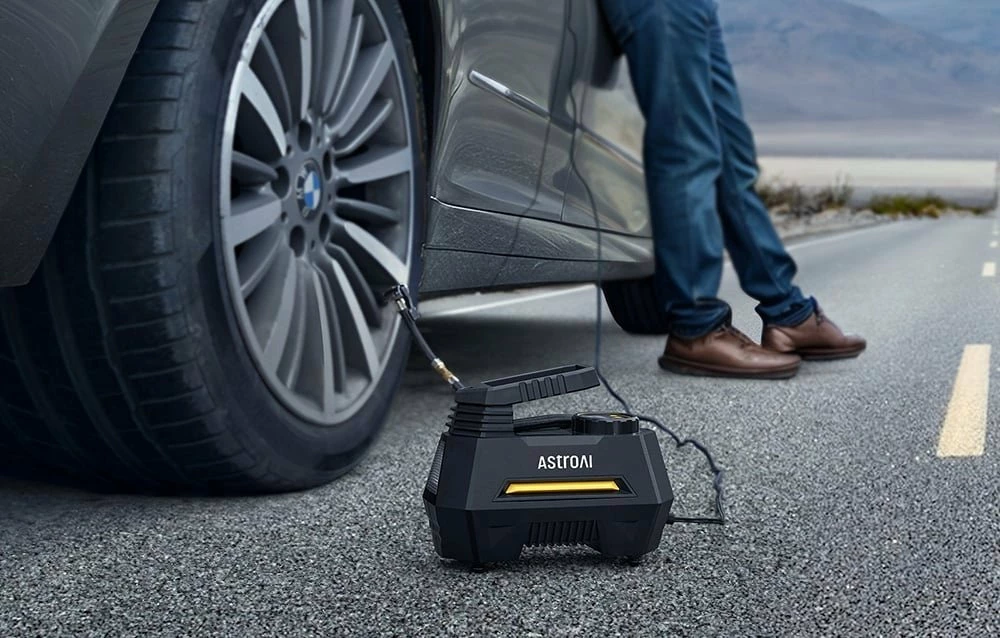 Kompresor ajri portativ AstroAI CZK-3631 100 PSI 12V DC, ekran digjital, fikje automatike, i zi