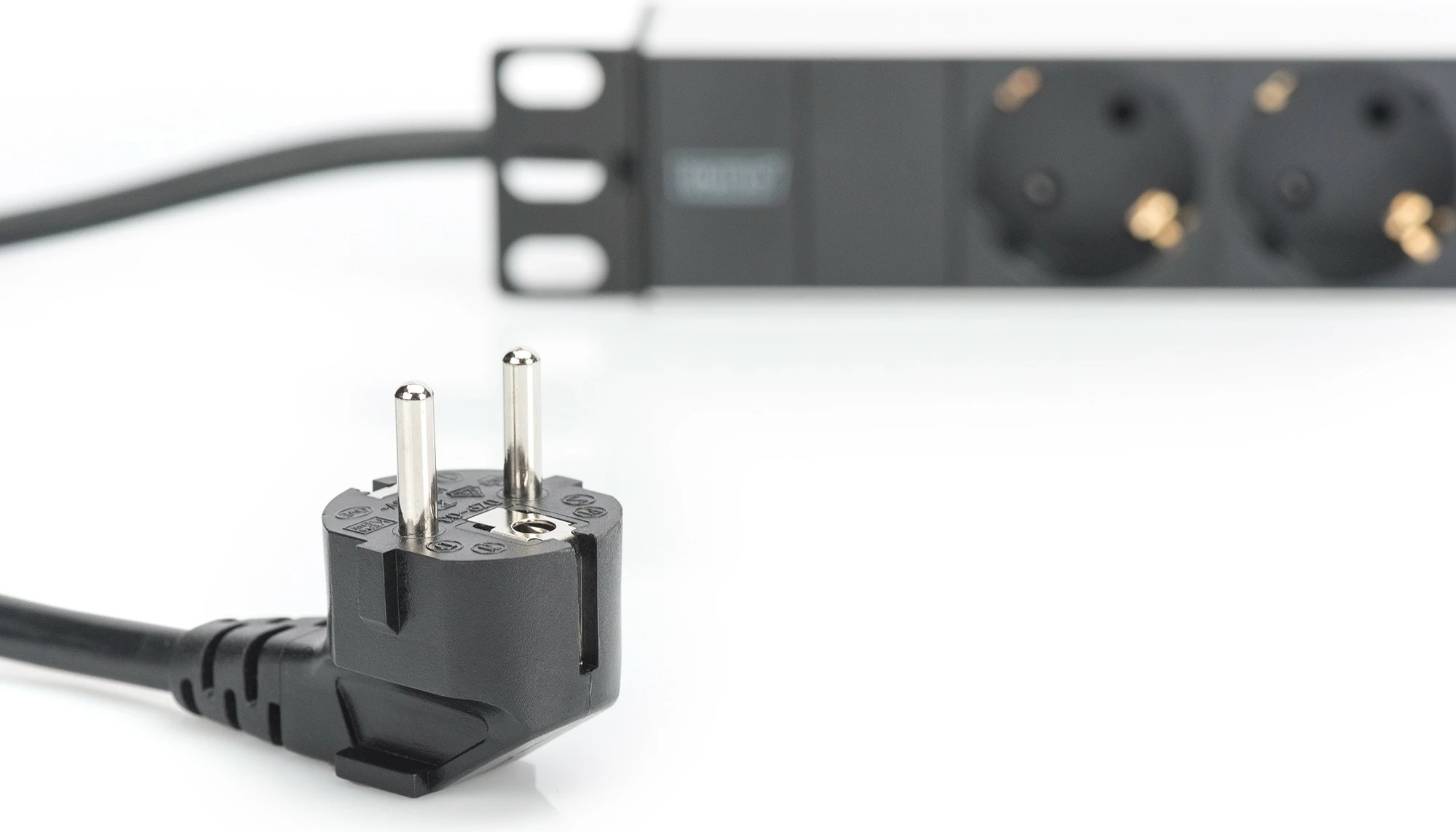 Prizë rrjeti Digitus 3 dalje, alumini, 2m, e zezë