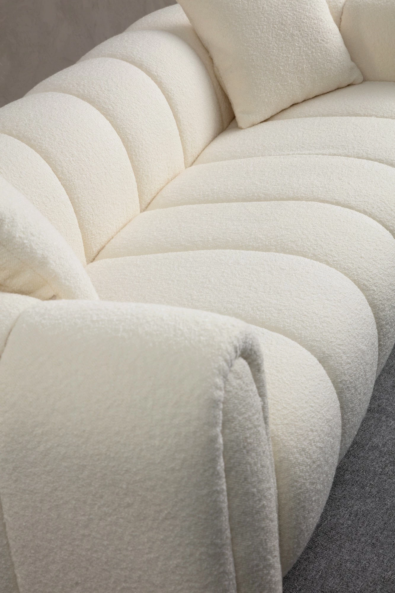 Divan treshe Atelier del Sofa Puffy, i bardhë