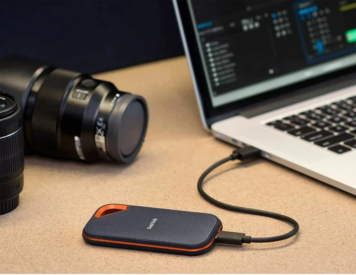 SSD ekstern SanDisk Extreme PRO SDSSDE81-4T00-G25 4TB NVMe USB-C 3.2 Gen 2x2 i rezistent, zi/portokalli, set me 2 kabllo