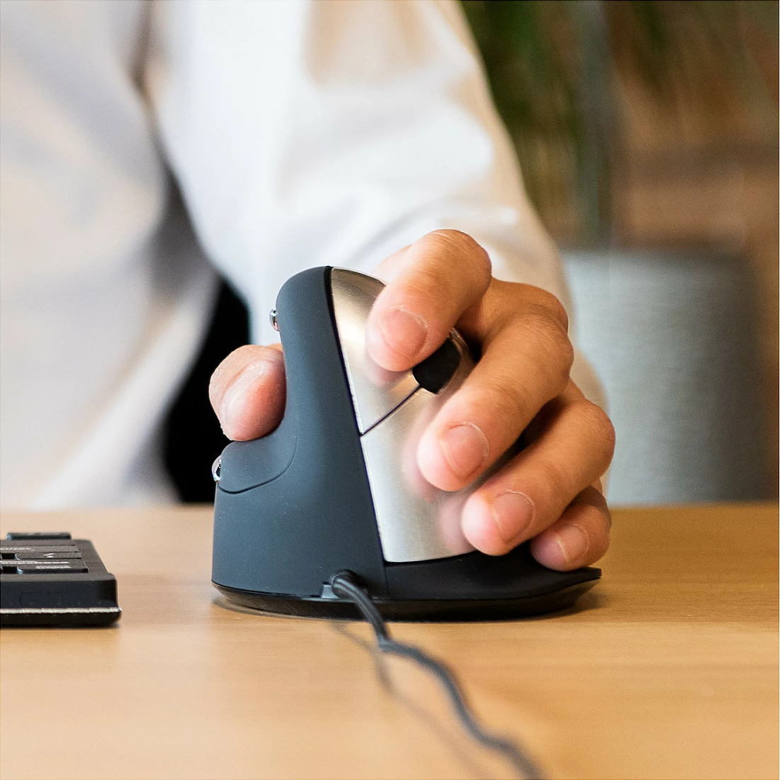Maus R-Go HE, ergonomik i madh, USB, 2400 DPI, për të majtë, i zi/argjendtë