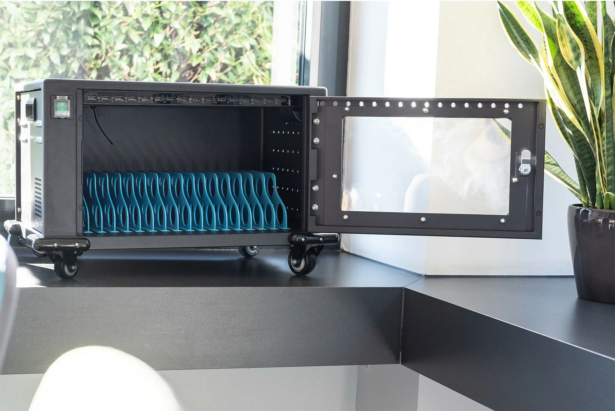 Kasë karikimi Digitus për 16 tabletë deri 14 inç, USB-A, me rrota, e zezë