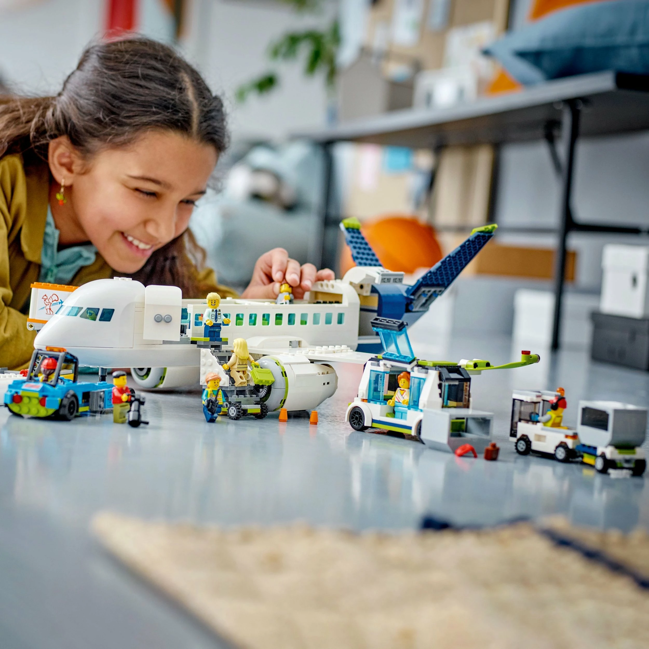 Set LEGO City Passenger Airplane 60367, 913 copë, 9 minifigura, 7+