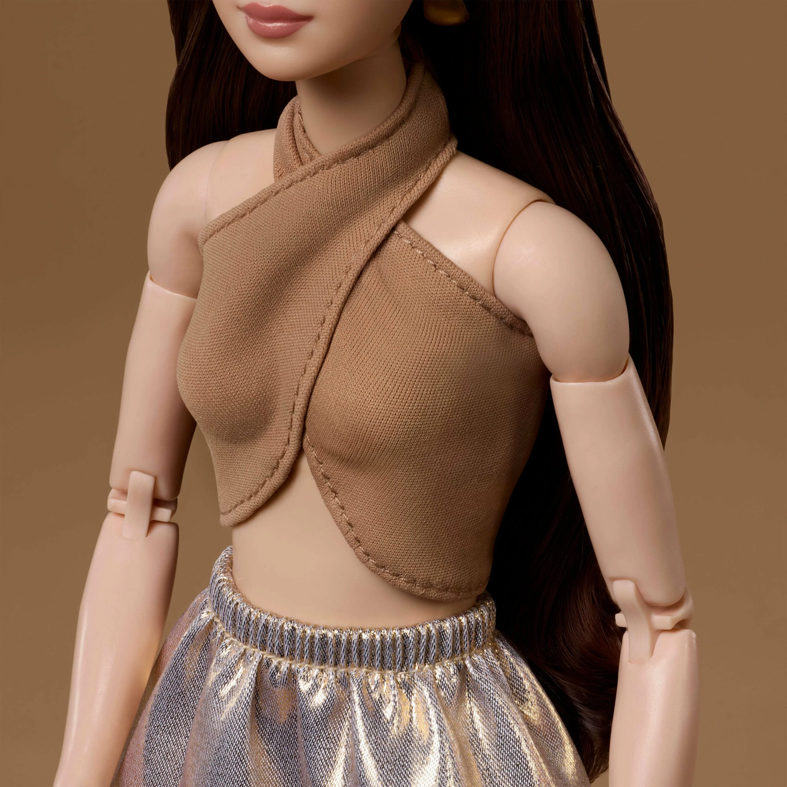Lalkë koleksionuese Barbie Mattel Signature Basics Model 06 (JJX25), Made to Move, me bazë dhe certifikatë, ari/bezhë